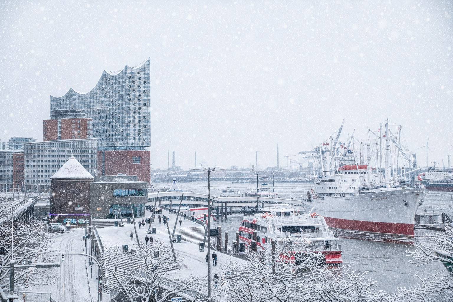 Elbphilharmonie und Hamburger Hafen im Schneetreiben.