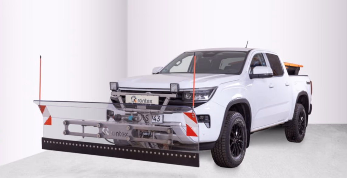 Pickup mit V-Schneepflug und Heckstreuer aus dem Nordix-Fuhrpark.