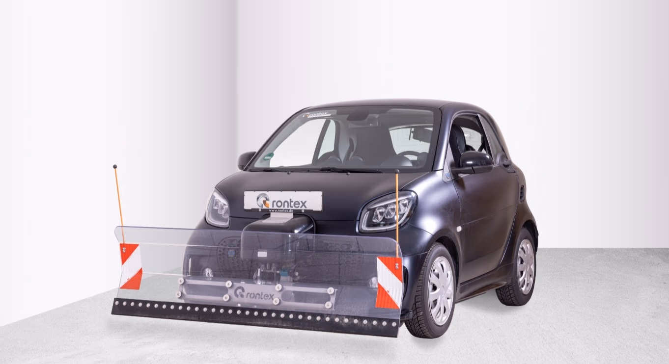 Smart Fortwo mit frontmontiertem Räumschild aus dem Nordix-Fuhrpark.