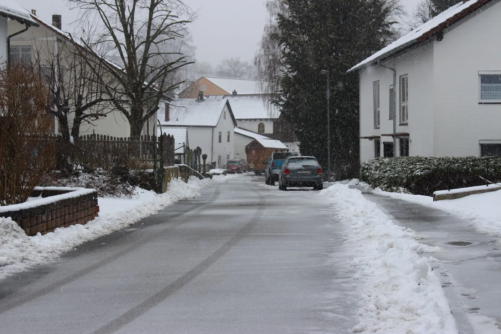 Winterliche Straßenszene in Hamburg, dekoratives Symbolbild.