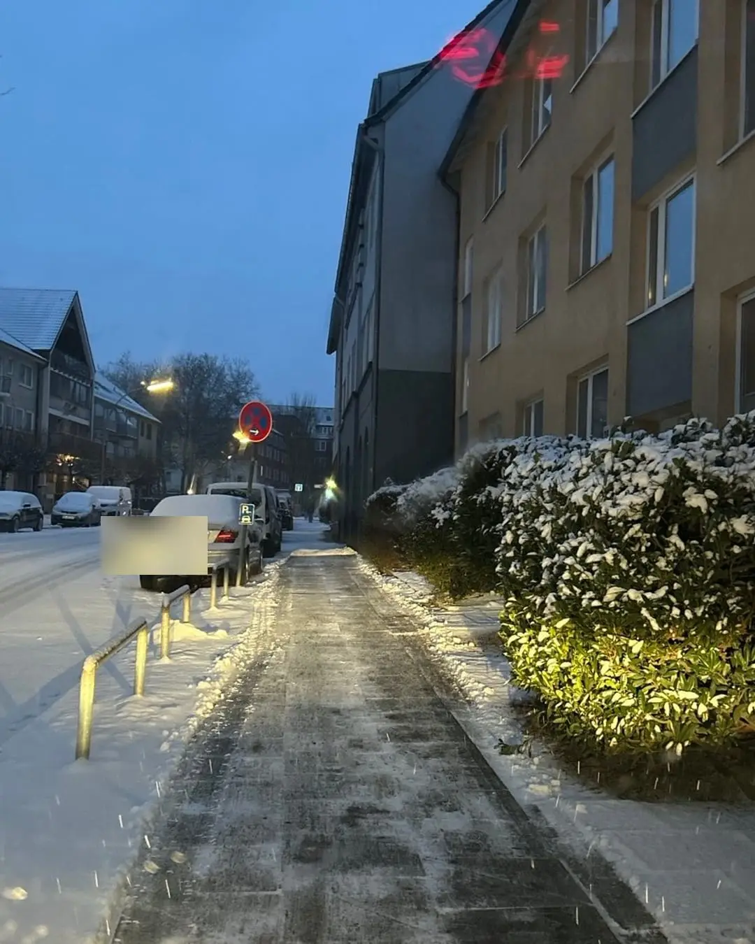Sauber geräumter und gestreuter Gehweg in Hamburg nach einem Nordix-Einsatz.