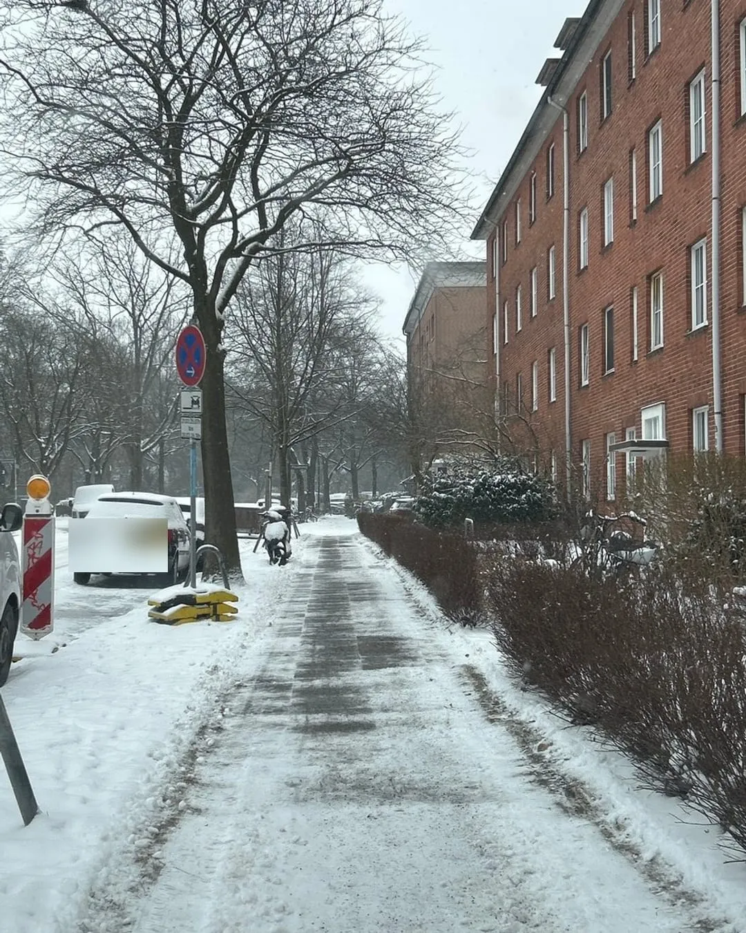 Derselbe Gehweg in der Wachtelstraße nach dem Einsatz: geräumte und gestreute Spur.