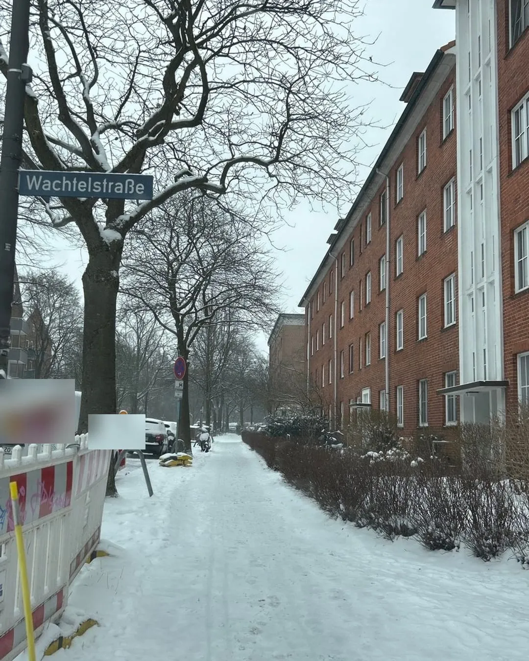 Verschneiter Gehweg in der Wachtelstraße in Hamburg vor dem Winterdienst-Einsatz.